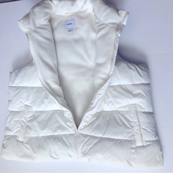 Old Navy women’s white puff vest - Picture 9 of 9